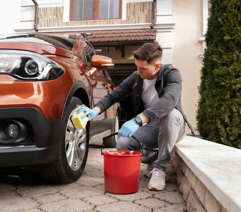 Lavage auto à domicile Sainte-Savine : professionnel intervenant sur un véhicule